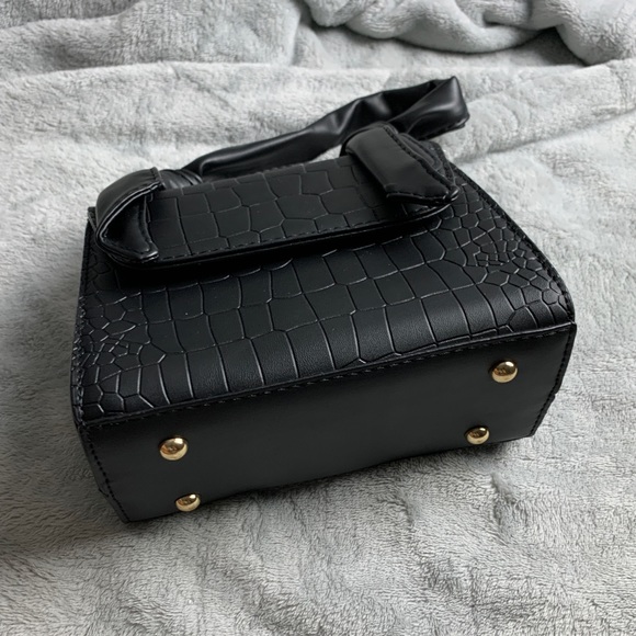 Boehemian knotted handle cross body bag - Picture 8 of 16